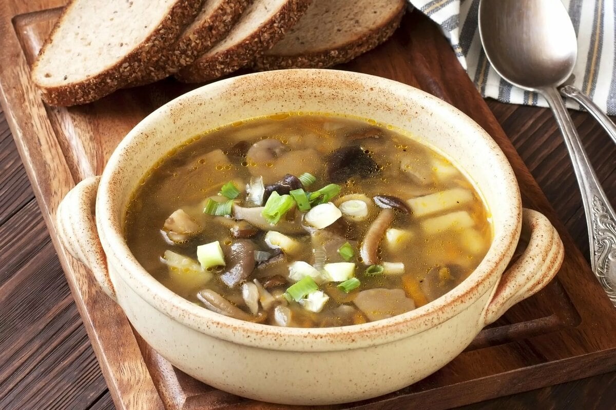 Суп из сухих грибов с картофелем. Грибной суп «по-ленинградски». Грибной суп наваристый. Губница грибной суп. Перловка шурва.